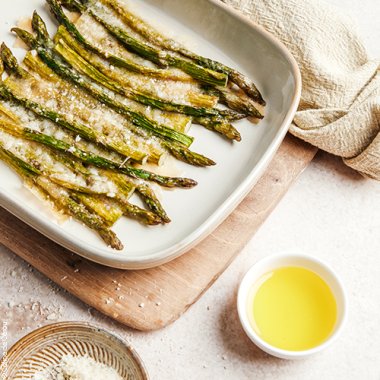 Asperges rôties au parmesan et à l'huile d'olive