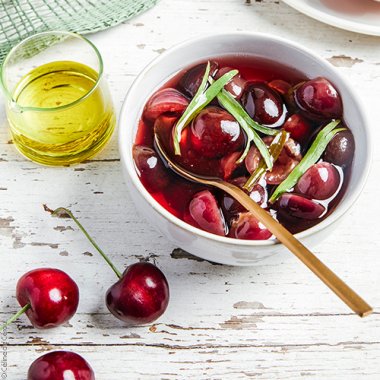 Cerises pochées à l'estragon, huile d'olive et chocolat blanc