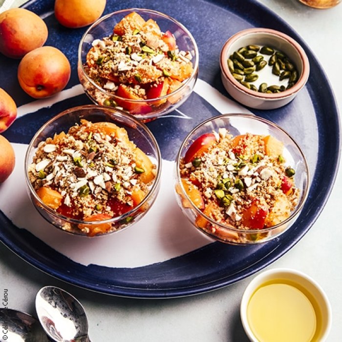 Crumble revisité huile d'olive, abricots, romarin et pistaches