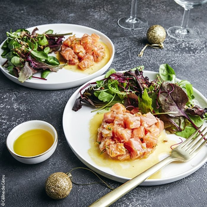 Tartare de saumon aux agrumes, herbes fraîches, huile d'olive
