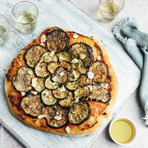 Pizza végétarienne aux légumes rôtis et huile d'olive
