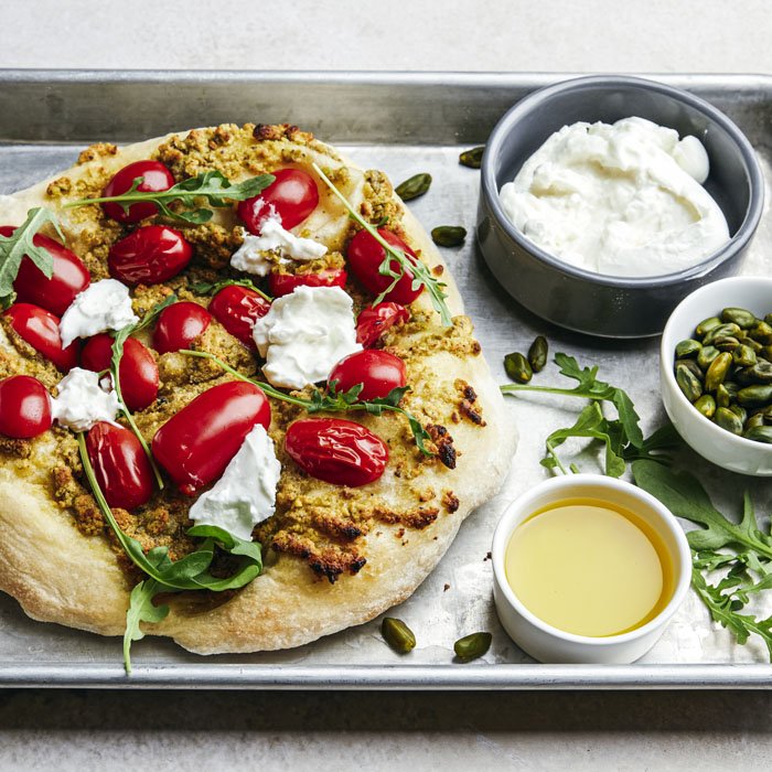 Pizza napolitaine, burrata, pesto de pistache, huile d'olive