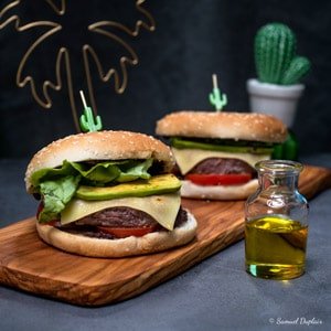 Burger boeuf, avocat, tapenade, tomates