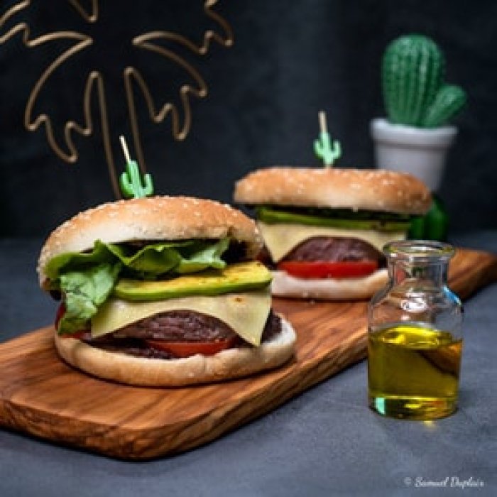 Burger boeuf, avocat, tapenade, tomates