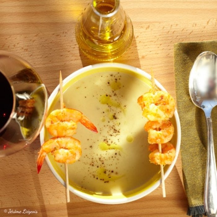 Crème d'artichaut à l'huile d'olive et brochette de gambas