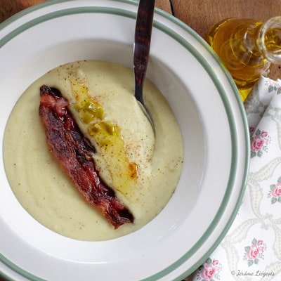 Crème de chou-fleur à l’huile d’olive et bacon grillé