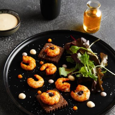 Gambas épicées sur sablés aux olives noires, mousse de butternut