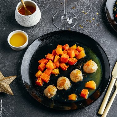 Noix de Saint-Jacques orange-mandarine et dés de potiron rôtis