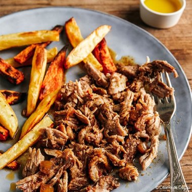 Pulled pork, frites de pomme de terre et patate douce