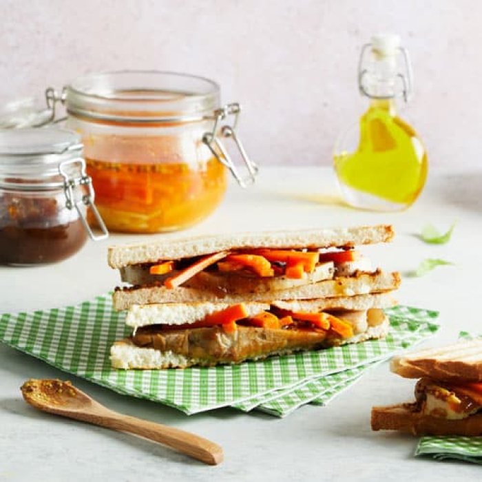 Sandwich porc, pickles, confit d'oignon à l'huile d'olive de Provence AOP