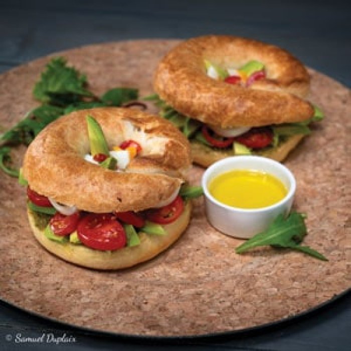 Bagel végétarien - oeuf, avocat, tomate, pesto