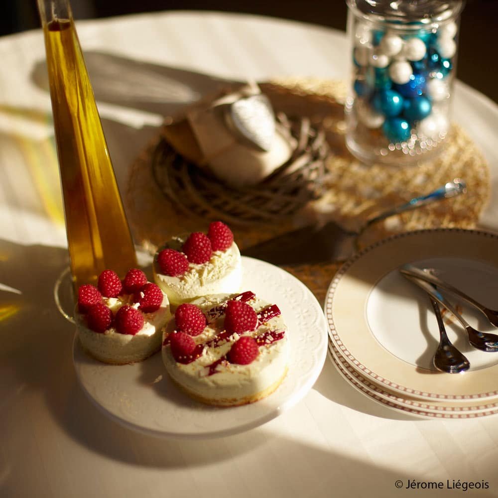 Biscuit à l'huile d'olive, mousse basilic-chocolat blanc et framboises
