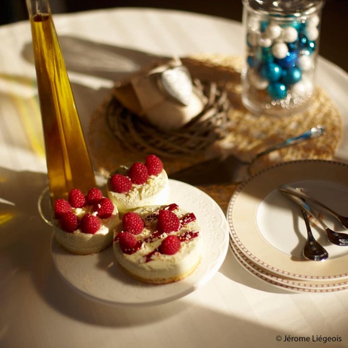 Biscuit à l'huile d'olive, mousse basilic-chocolat blanc et framboises