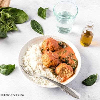 Boulettes de poisson, épinards et sauce au curry