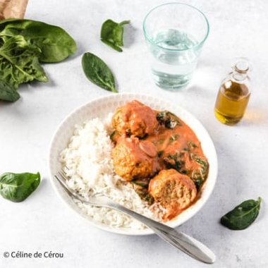 Boulettes de poisson, épinards et sauce au curry