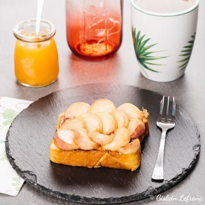 Brioche perdue aux pêches et à l'huile d'olive