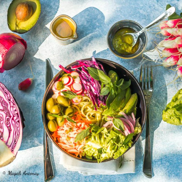 Buddha bowl coloré à l'huile d'olive goût intense