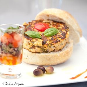 Burger de saumon frais, olivade de tomates fraîches