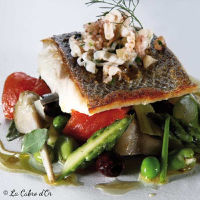 Dos de loup, légumes du soleil, encornets à la plancha et citron confit
