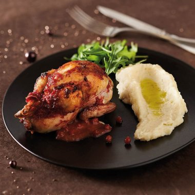 Cailles rôties aux airelles, purée pomme de terre-céleri