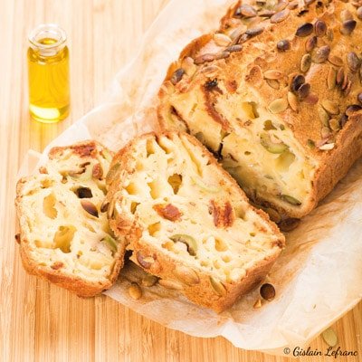 Cake à l'olive, tomate séchée, comté et graines de courge