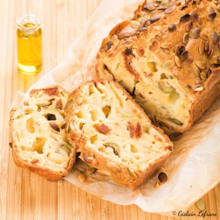 Cake à l'olive, tomate séchée, comté et graines de courge