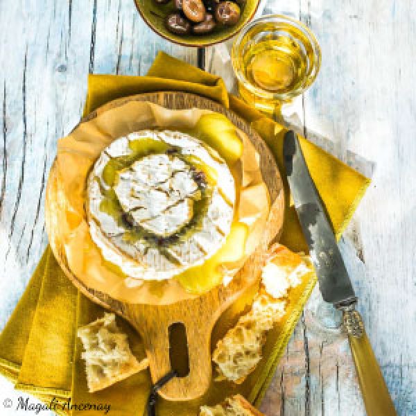 Camembert rôti aux olives
