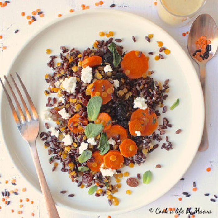 Riz complet noir, lentilles corail, chèvre frais, carottes, fruits secs et menthe