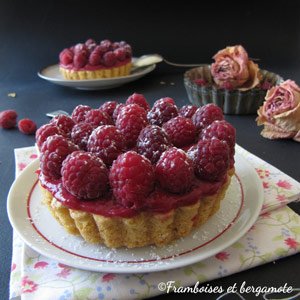 Framboises et curd de framboises sur moelleux à l'huile d'olive