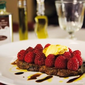 Pain perdu aux noisettes et framboises, glace à l’huile d’olive et vinaigre balsamique