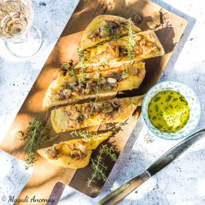 Focaccia anchois-oignons-thym à l'huile d'olive