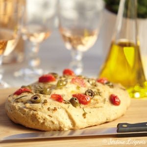 Focaccia aux tomates fraîches, olives, romarin et ail