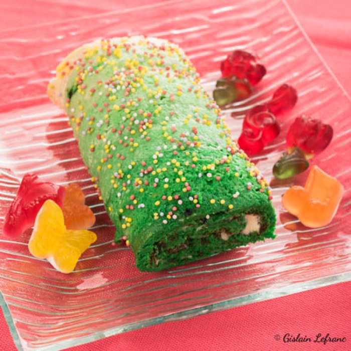Gâteau roulé arc-en-ciel garniture mangue