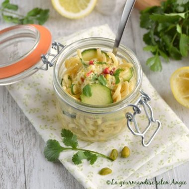 Salade de pâtes aux courgettes et pesto de citron