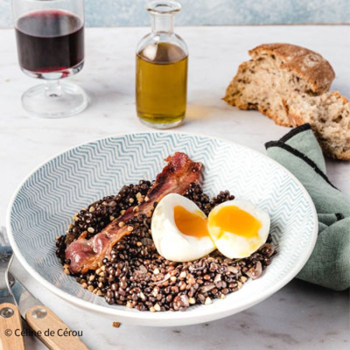 Risotto de lentilles beluga, œuf mollet, lard fumé