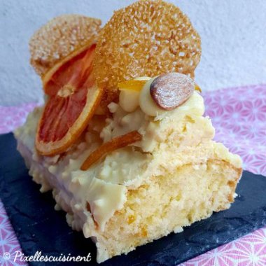 Gâteau moelleux à l’huile d’olive et écorces de pamplemousse, glaçage chocolat blanc et amandes
