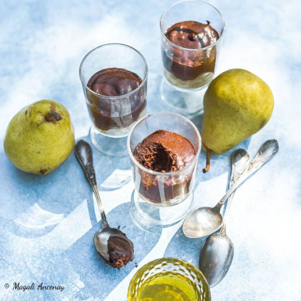 Mousse au chocolat sur lit de poires