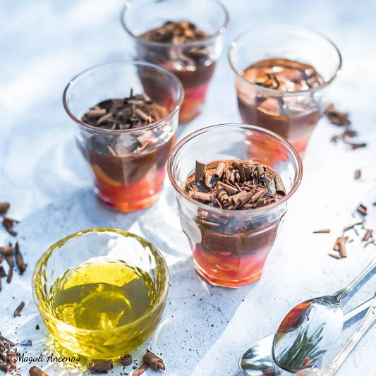 Mousse au chocolat sur lit de pêches