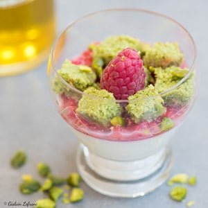 Panna cotta framboise, pistache, huile d'olive