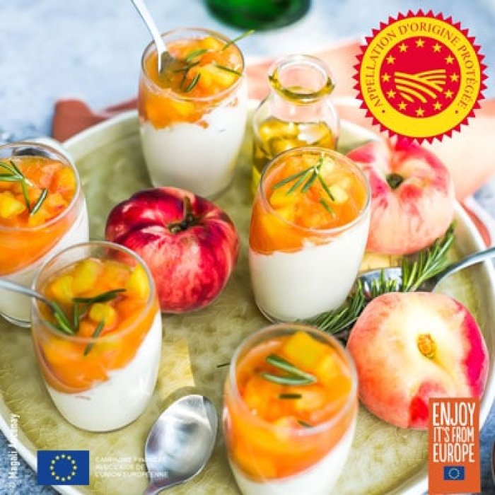 Pannacotta aux pêches et romarin à l’huile d’olive de Nyons AOP