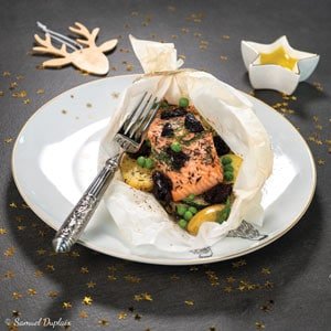 Papillote de saumon, pommes de terre, petits pois et olives