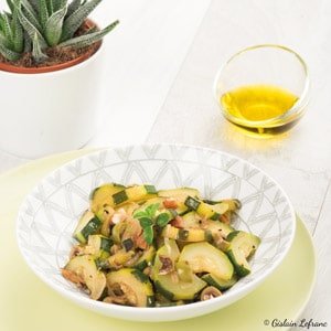 Poêlée de courgette, amandes et olives vertes