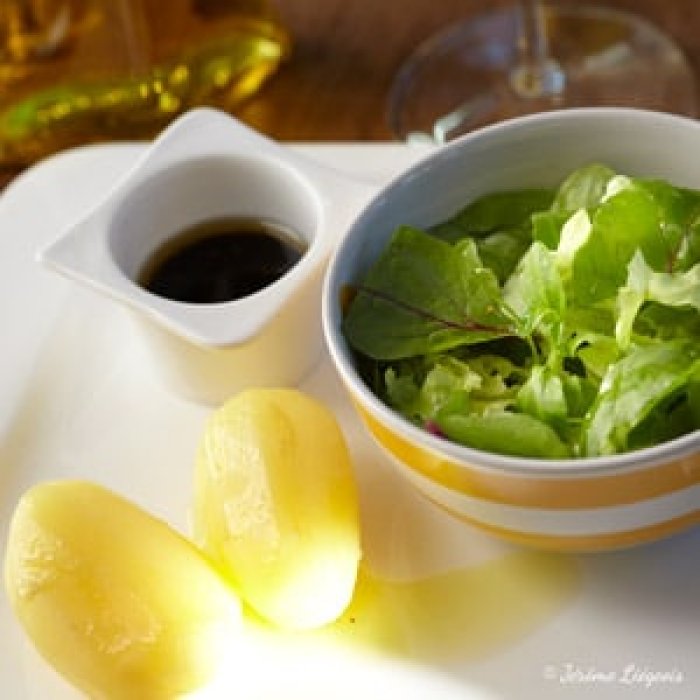 Pomme de terre à l’anglaise, huile d'olive et salade verte