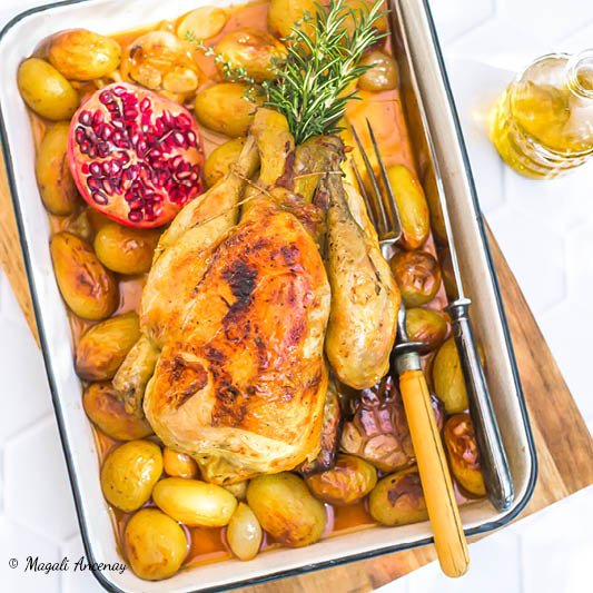 Poulet rôti, grenade, pommes de terre