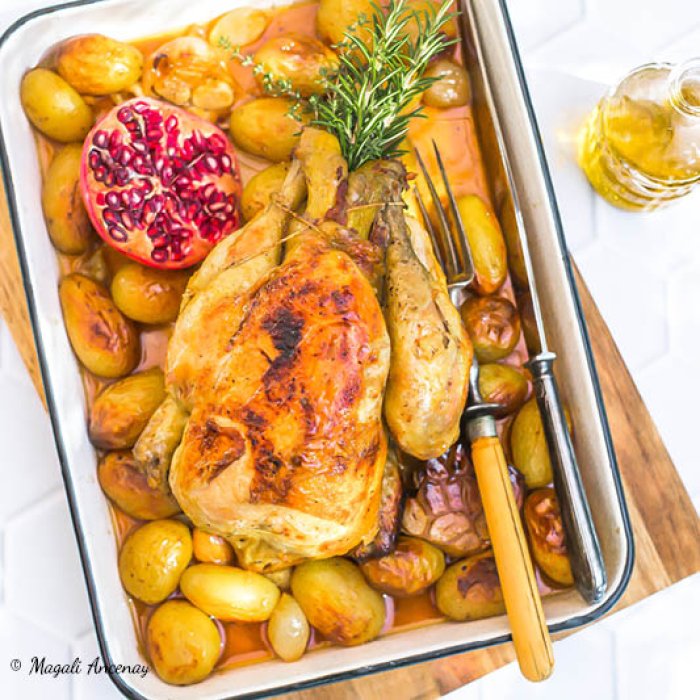 Poulet rôti, grenade, pommes de terre