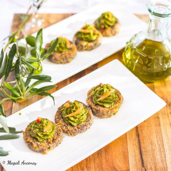 Sablés parmesan-Affinade, guacamole et truite fumée