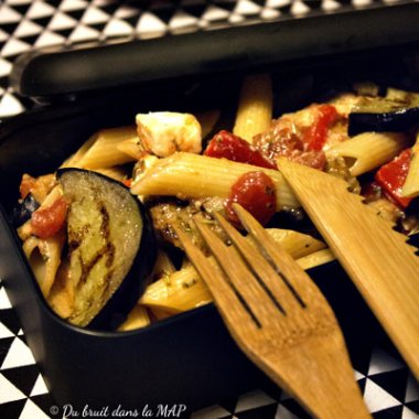 Salade tiède de penne au chèvre et aux légumes marinés à l’huile d’olive