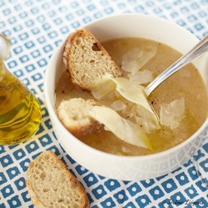 Soupe à l'oignon et croûtons à l'huile d'olive