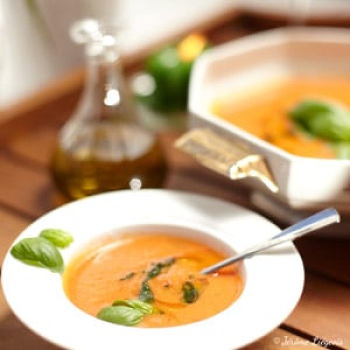 Soupe à la tomate, au basilic et à l'huile d'olive