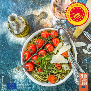Spaghetti pesto et tomates, huile d’olive de la Vallée des Baux-de-Provence AOP